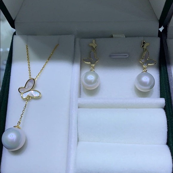 New style Pearl and mother-of-Pearl set.